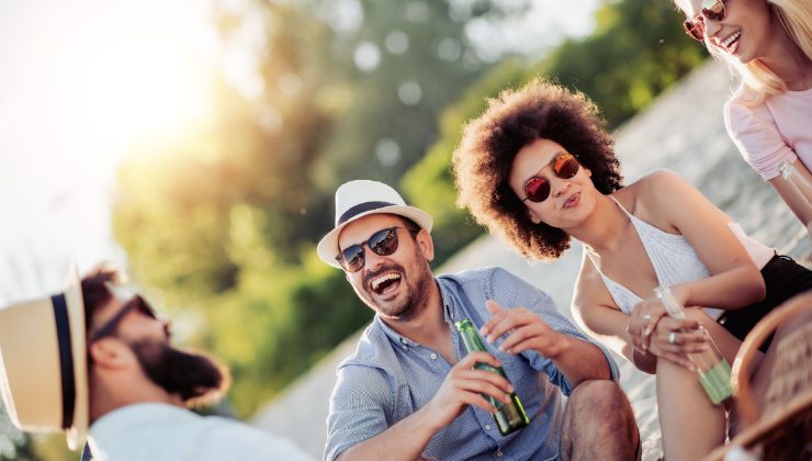 amigos en verano tomando cerveza 