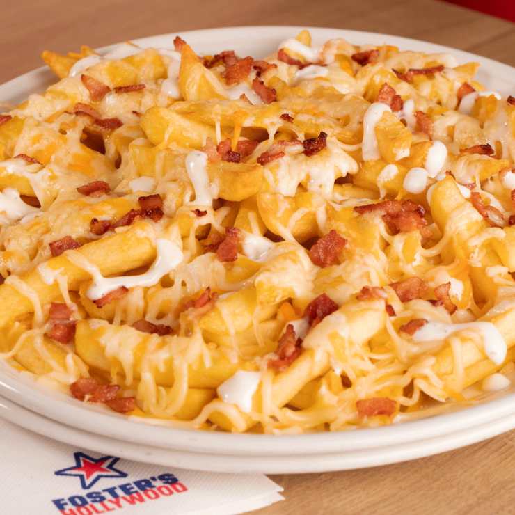 Patatas con bacon y queso foster's hollywood bacon cheese fries