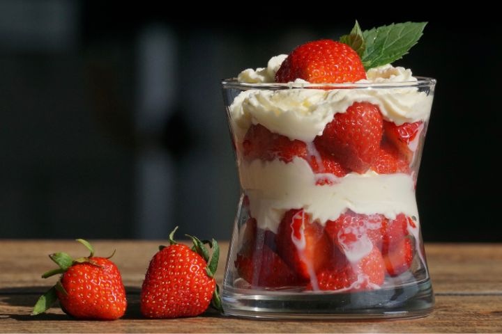 fresas. crema, nata