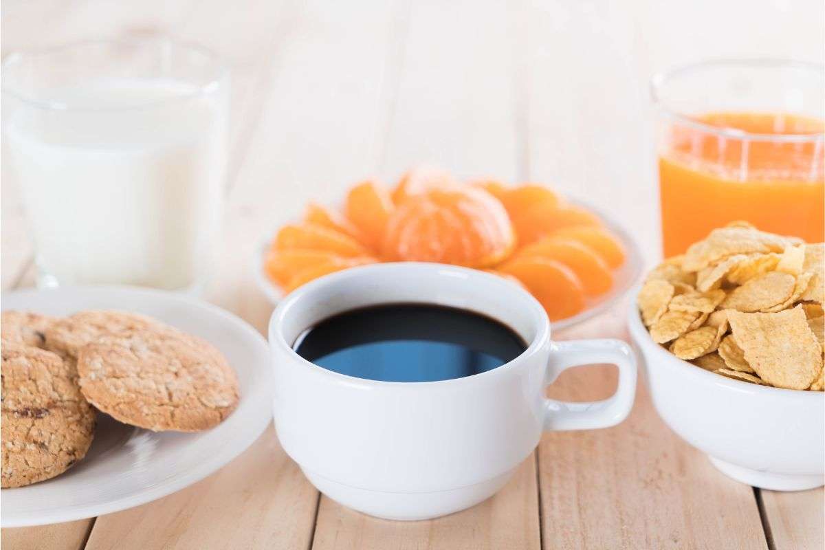 Desayuno típico alimentos comida café zumo galletas