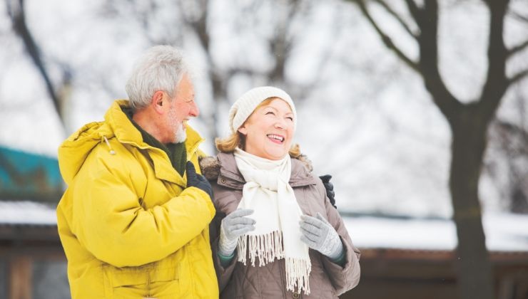 pareja paseo invierno frío ancianos