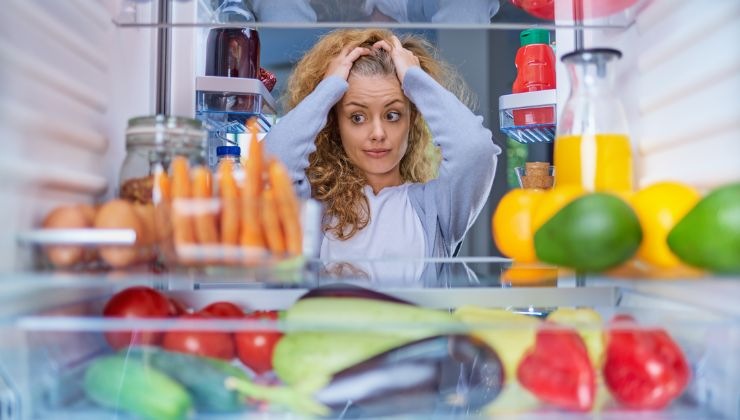mujer nevera alimentos cocina frigorífico