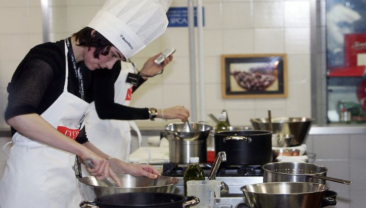 Joven cocina un guiso de lentejas.