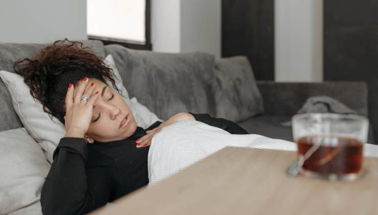 mujer enferma cama salud fiebre 