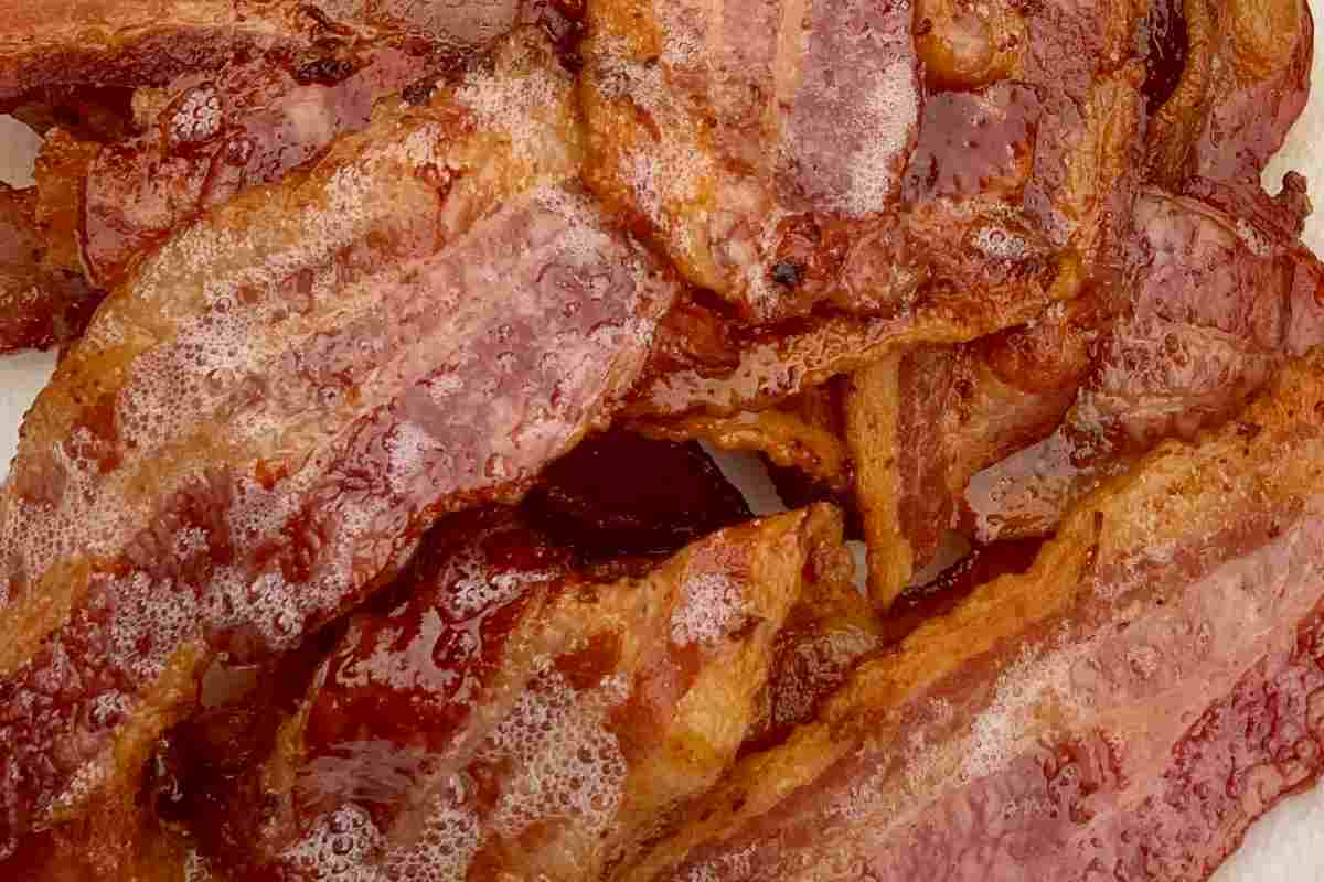 Bacon frito con su carne y su grasa.